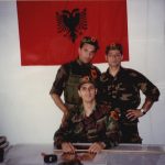 Në Kukës në selinë e operativës...: me Gramoz Kelmendin dhe Agron Haradinajn.