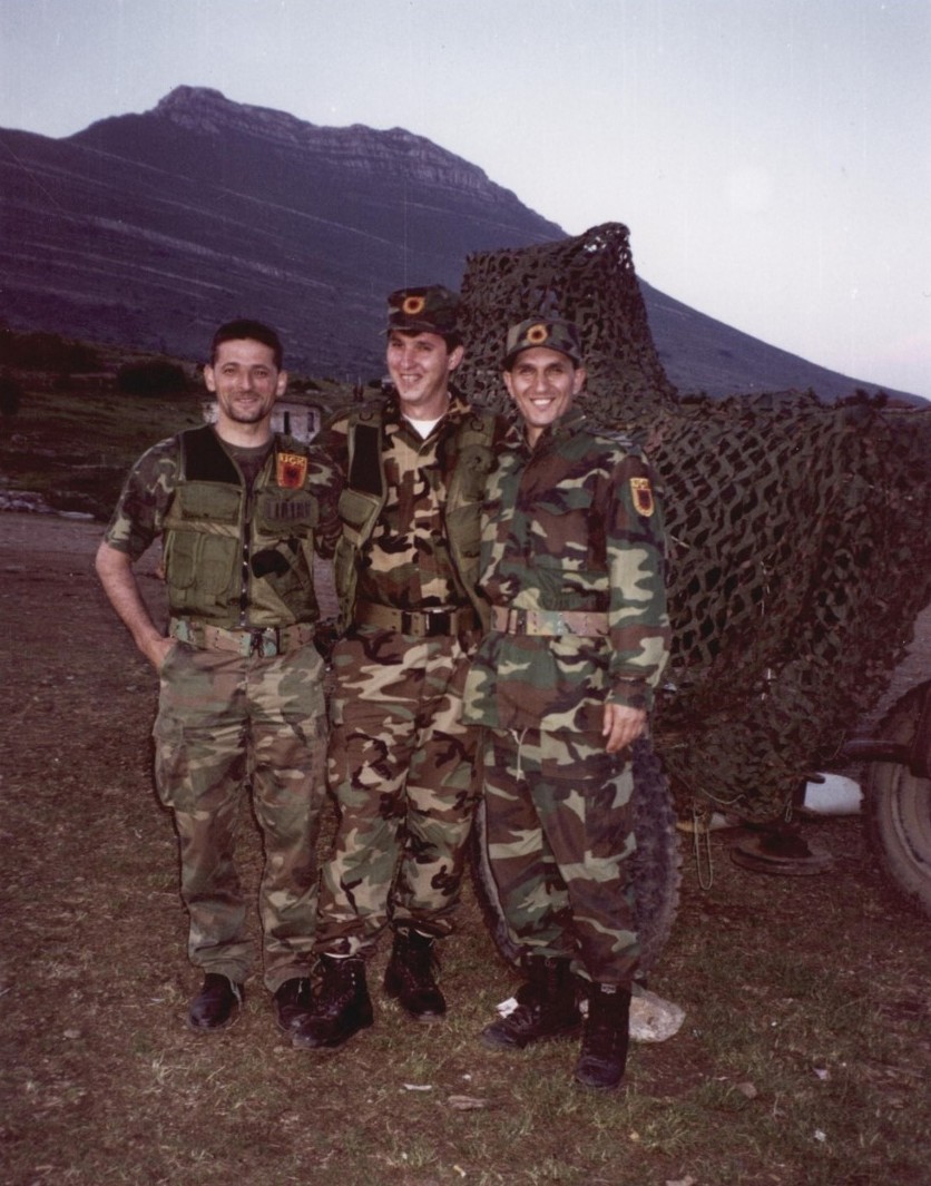 Cahan, maj 1999: Agim Sylejmani me Rifat Sylejmanin dhe Agron Haradinajn.