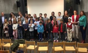 Kryetarja e Këshillit Prindëror Sahadete Rashiti së bashku me nxënësit dhe mësuesin Vaxhid Sejdiun