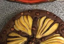 Kek me cokollatë, dardha dhe lajthi