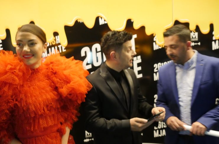 Komedia “2 Gisht Mjaltë”: shijohet duke ngrënë kokoshka!