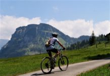 Familjet në Zvicër, pas mbylljes nga pandemia, po i rikthehen natyrës