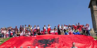 Kalaja e Prezës, që vëllezërit arbëresh e stolisën me flamur gjigant