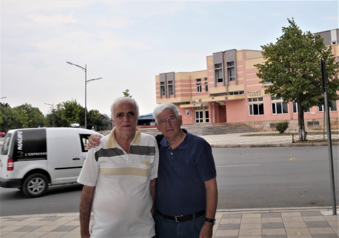 Me autorin e librit , shkrimtarin Petrit Palushi para Shtëpisë së kulturës “Hasan Prishtina në Kukës.)