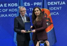 Presidentja e Kosovës, dekoroi dy doktorët ferizajas në mërgatë me reputacion ndërkombëtar