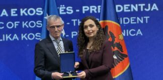 Presidentja e Kosovës, dekoroi dy doktorët ferizajas në mërgatë me reputacion ndërkombëtar